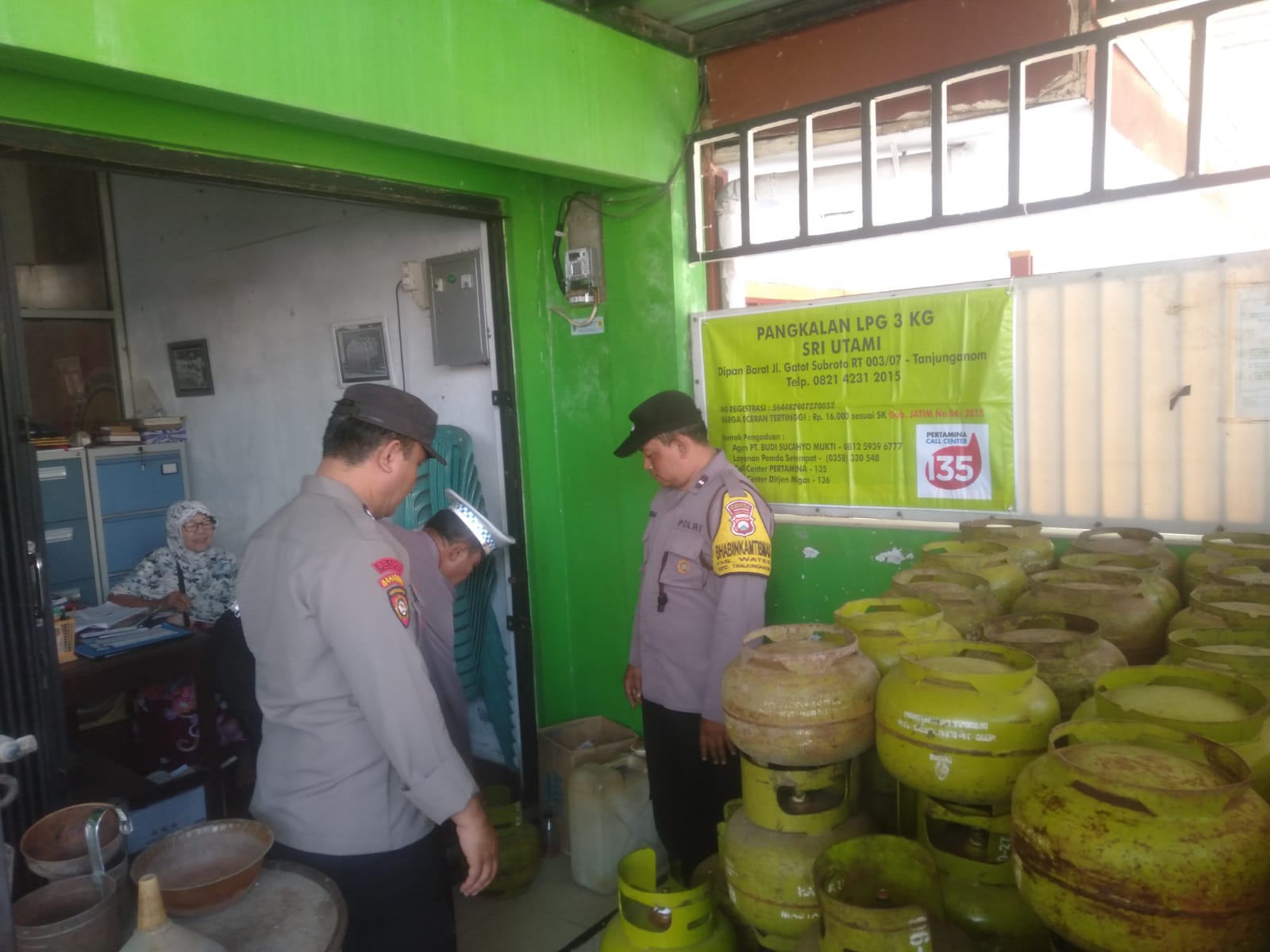 Sikapi Kelangkaan LPG 3 Kilogram, Polsek Warujayeng Lakukan Pengecekan Agen
