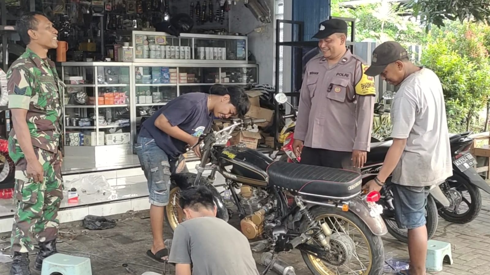 Sambang Desa, Bhabinkamtibmas Wates Himbau Bengkel Tak Pasang Knalpot Brong