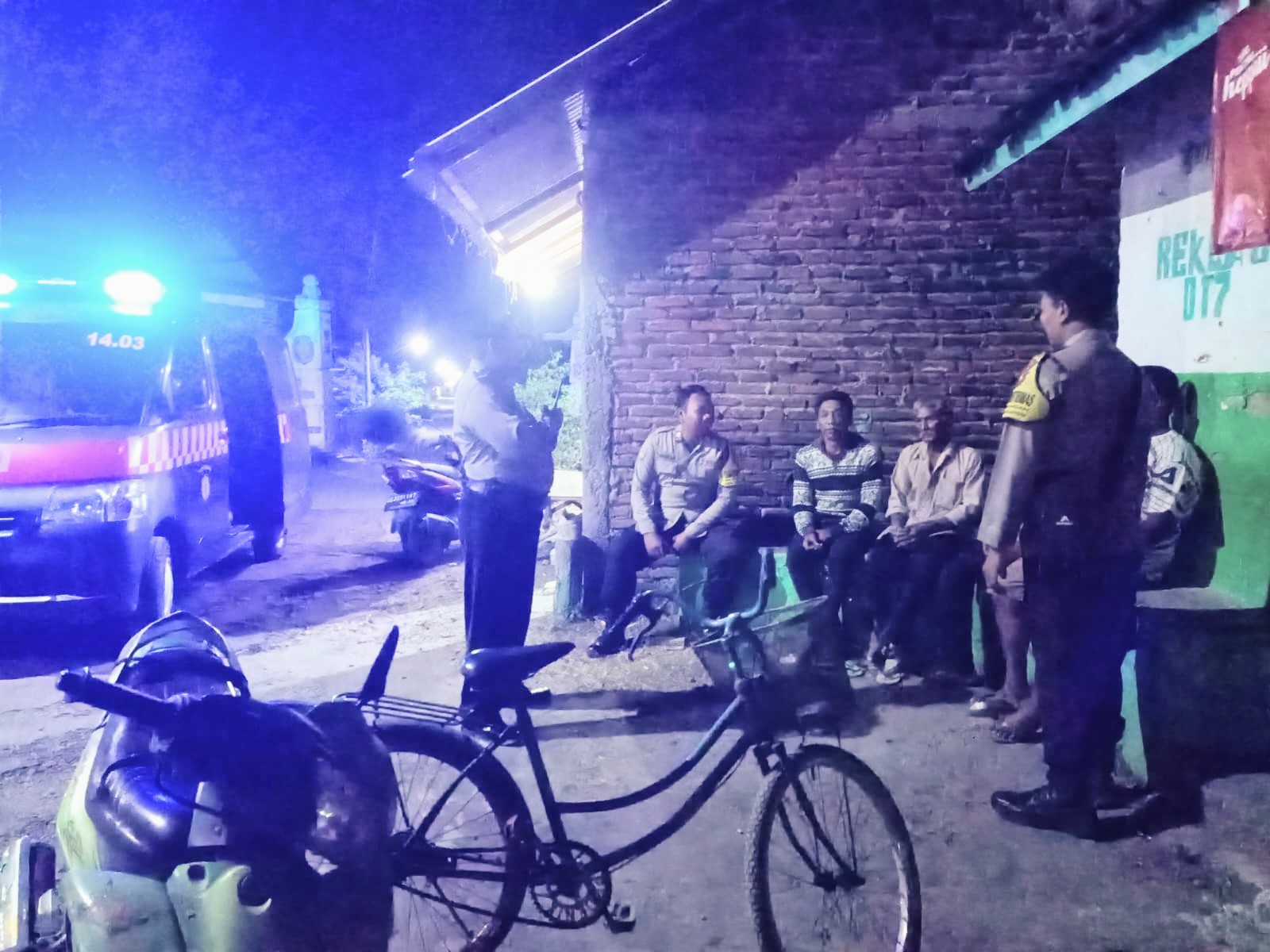 Jaga Situasi Kamtibmas, Polsek Warujayeng Gelar Cangkrukan Bersama Warga