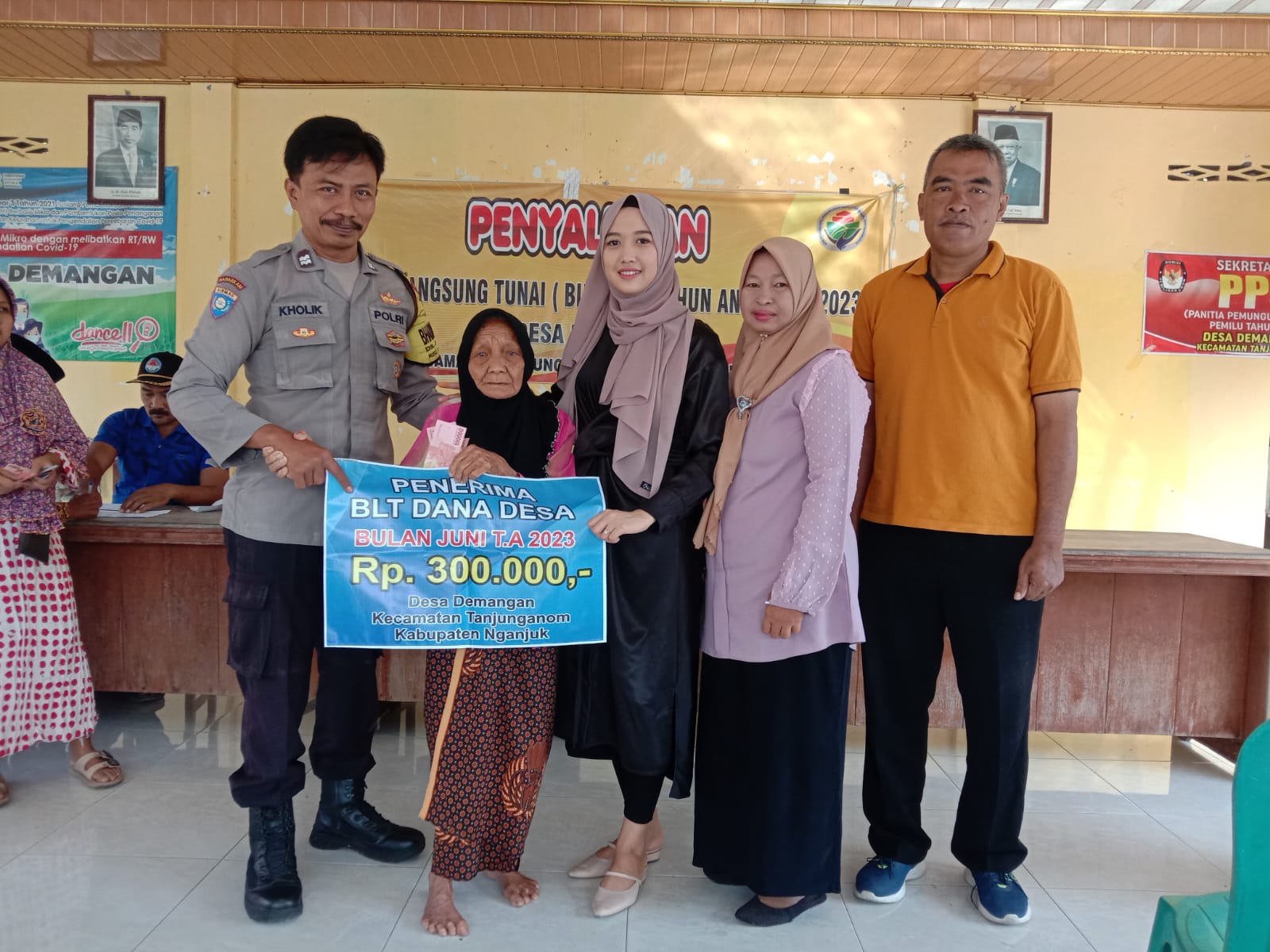 Bhabinkamtibmas Polsek Warujayeng Asistensi Penyaluran BLT-DD di Demangan