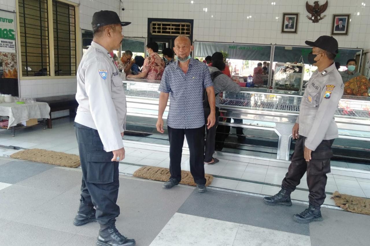 Personil Polsek Nganjuk Kota Berikan Himbauan Kamtibmas Saat Patroli Toko Emas