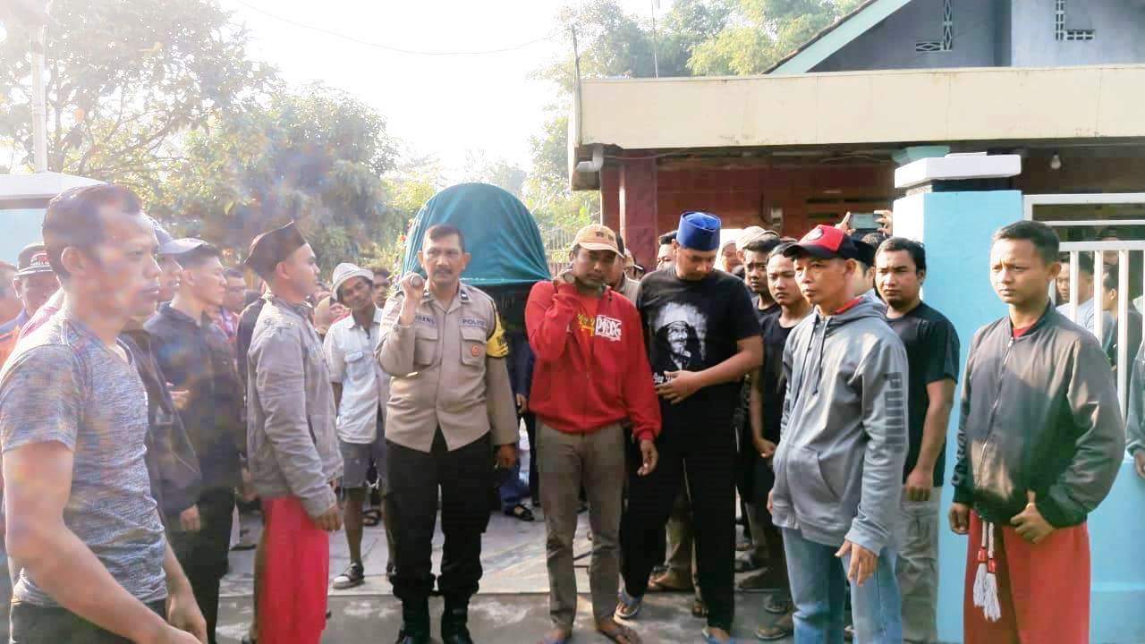 Sampaikan Duka Cita, Bhabinkamtibmas Polsek Warujayeng Takziah Warganya yang Meninggal