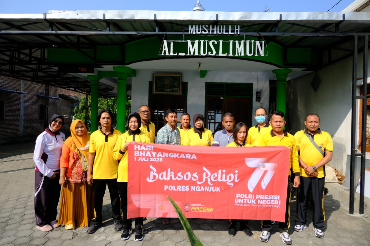 Dalam Rangka menyambut Hari Bhayangkara ke-77 , Polsek Kertosono Bersihkan Tempat Ibadah