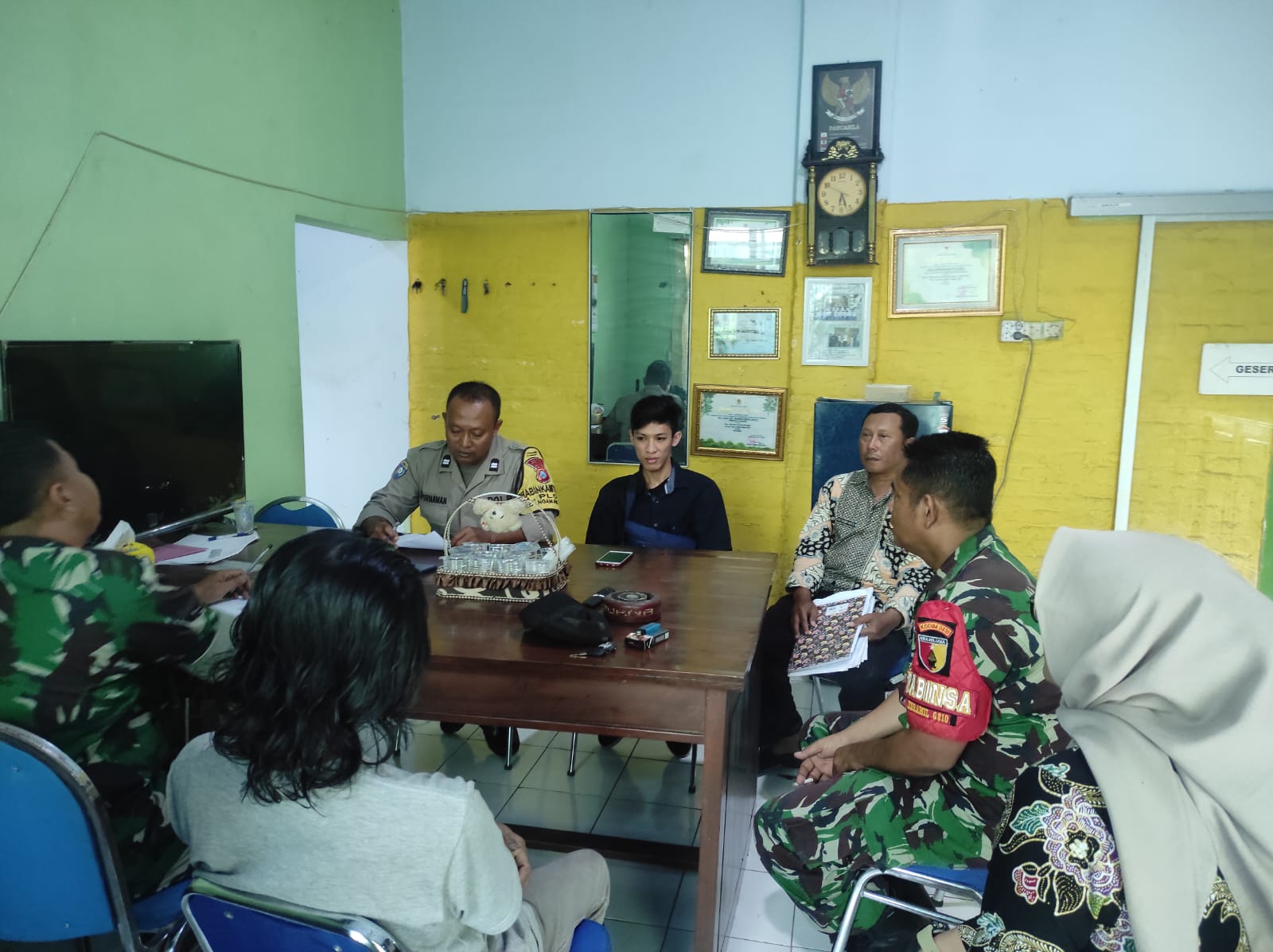 Bhabinkamtibmas Polsek Nganjuk Kota Mediasi Penyelesaian Masalah Warga Dengan Cara Problem Solving