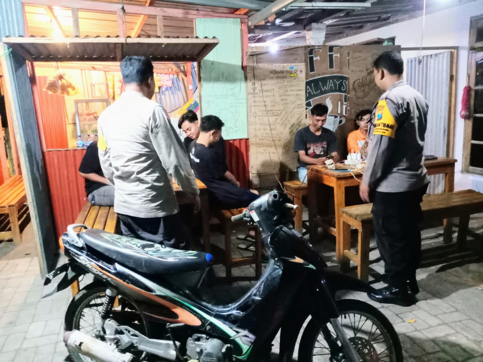 Patroli Dialogis Polsek Jatikalen Membangun Hubungan Dengan Warga Masyarakat