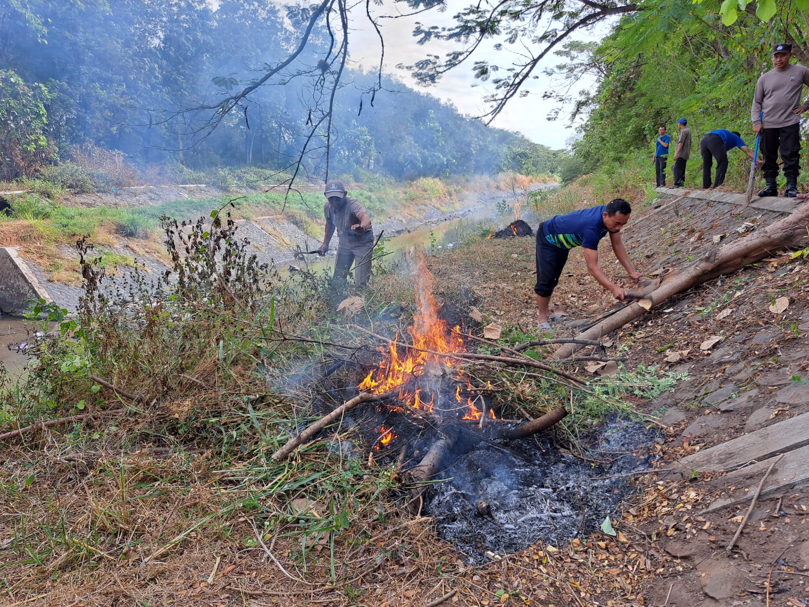 Polres Nganjuk Bersihkan Sampah Bersama TNI, Masyarakat, Millenial dan Gen Z