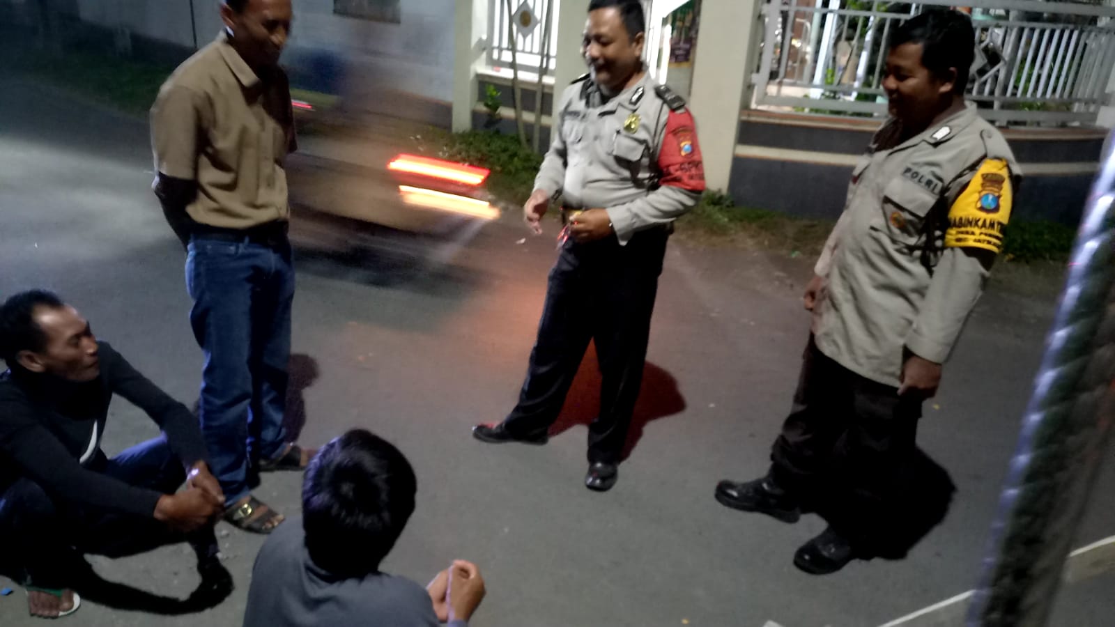 Patroli Polsek Jatikalen dialogis dengan warga ciptakan kamtibmas yang kondusif