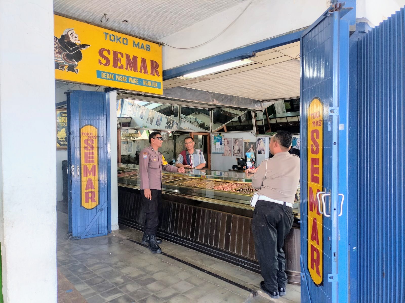 Patroli Harkamtibmas Polsek Nganjuk Kota Sambangi Toko Emas