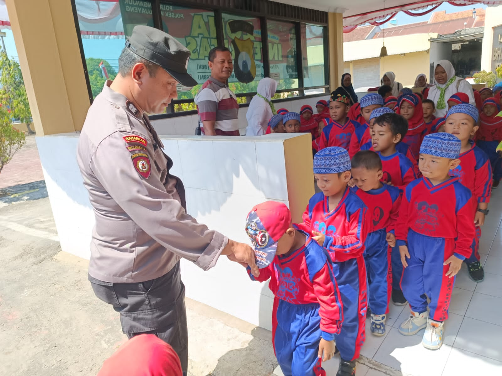 Wujud Polisi Sahabat Anak, Polsek Warujayeng Terima Kunjungan Siswa RA Manbaul Hidayah