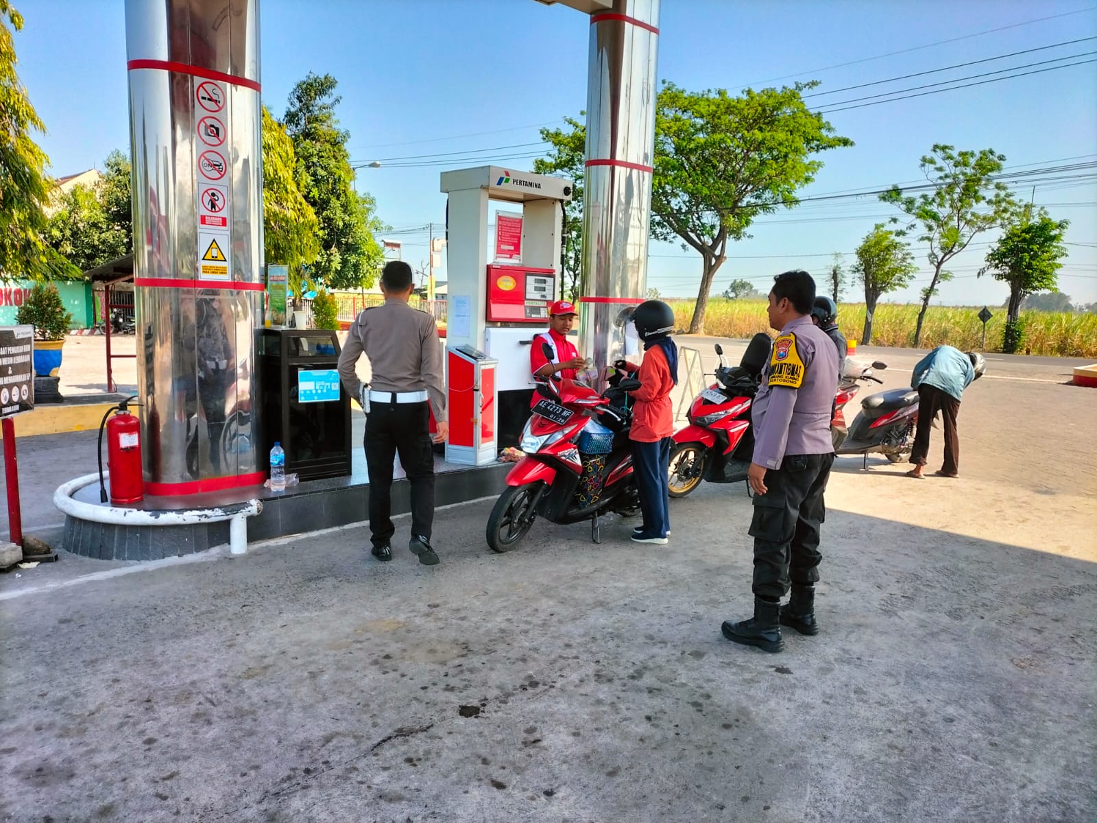 Cek Stok BBM, Patroli Samapta Sampaikan Himbauan Kamtibmas
