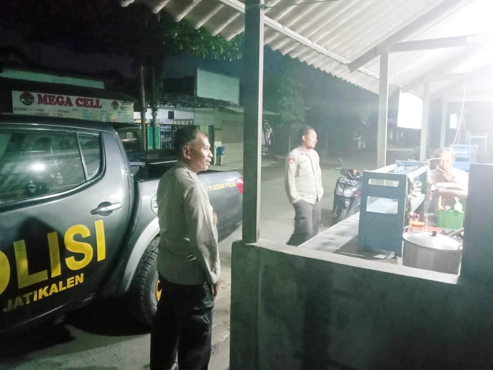 Patroli Dialogis Malam Hari, Polsek Jatikalen Ajak Warga Jaga Kamtibmas Dilikungan Masing-masing