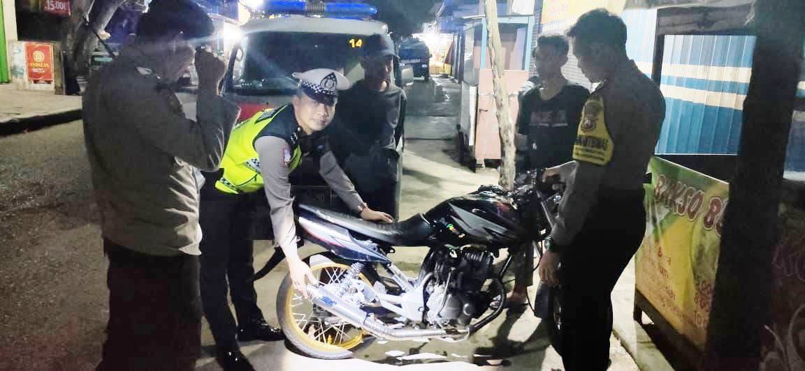 Cegah Balap Liar & Kejahatan Jalanan, Polsek Warujayeng Gelar Patroli Blue Light