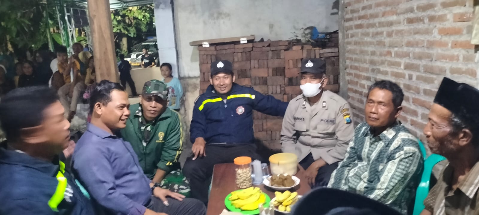 Bhabinkamtibmas dan Babinsa Desa Gondang Wetan amankan giatmas pertunjukan Campursari