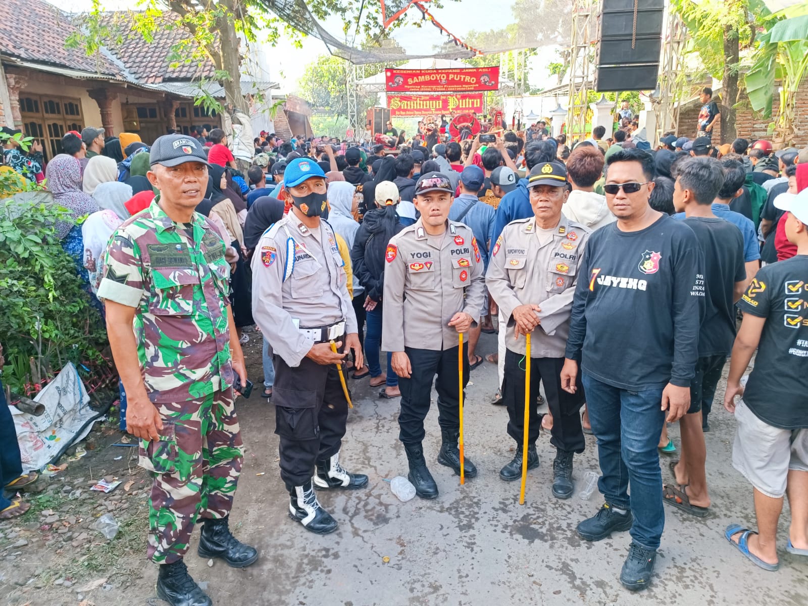 Sinergitas TNI-Polri di Tanjunganom Jaga Kegiatan Masyarakat Saat Hari Libur