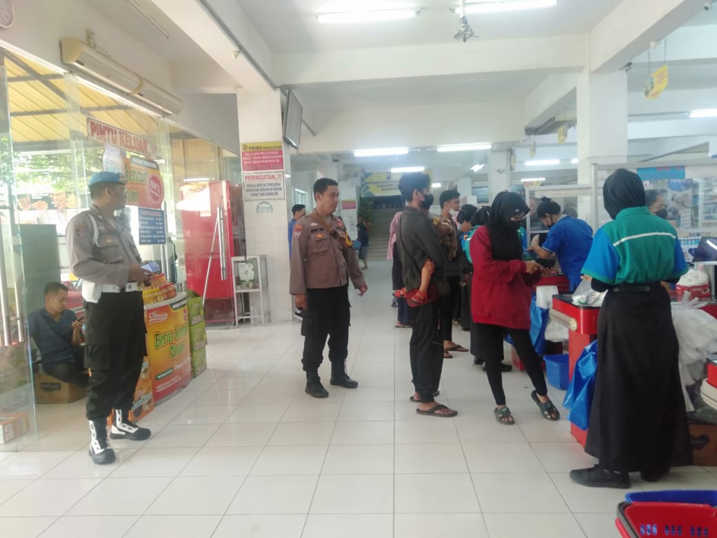 Sambangi Pusat Perbelanjaan, Patroli Polsek Nganjuk Kota Berikan Himbauan Kamtibmas