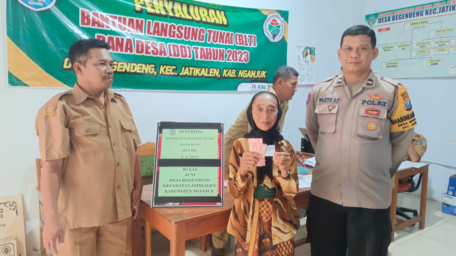 Hadiri Pembagian BLT DD, Bhabinkamtibmas Sampaikan Pesan-pesan Kamtibmas