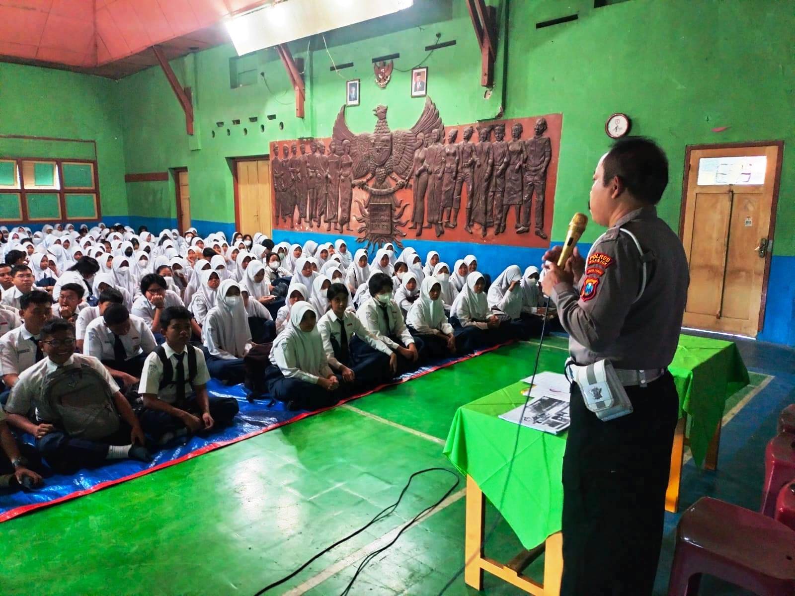 Kanit Lantas Polsek Nganjuk Kota Berikan Materi MPLS di SMPN 1 Nganjuk