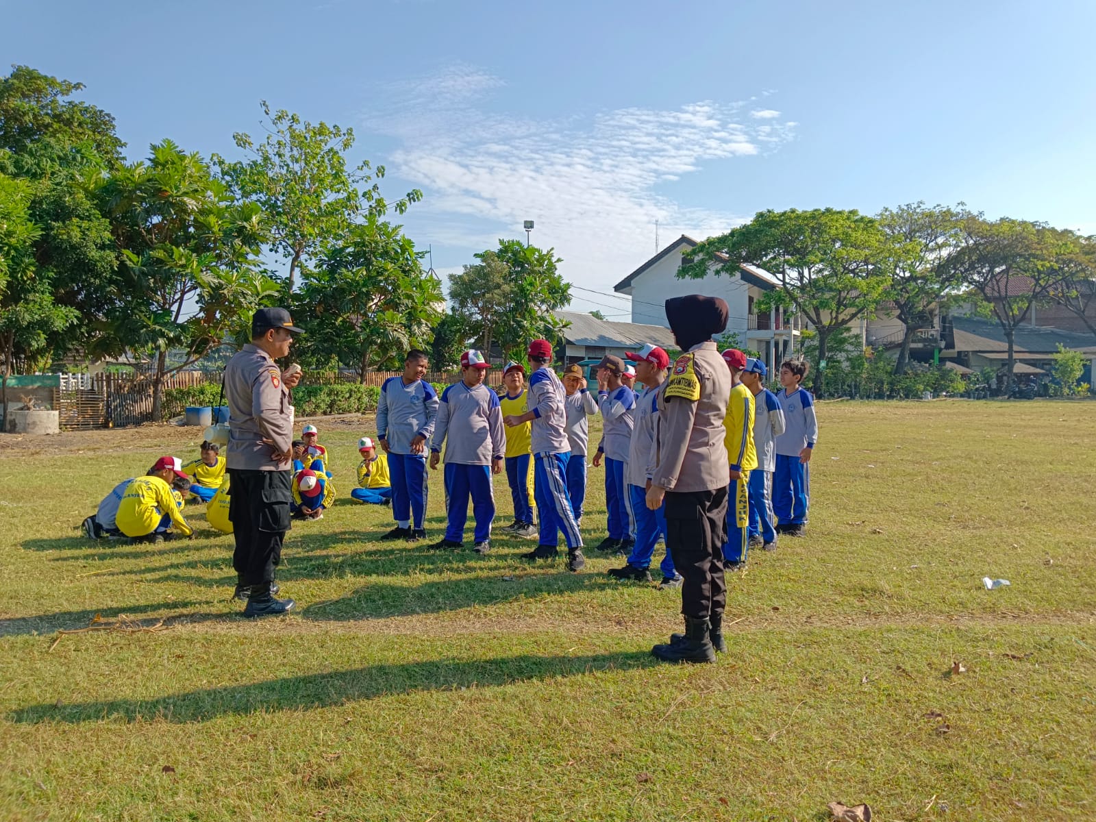 Membentuk Kedisiplinan, Polsek Warujayeng Latih PBB Siswa di Tanjunganom