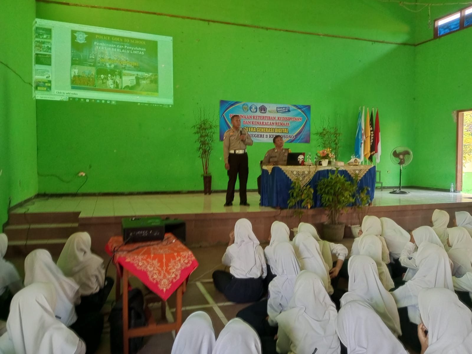 Kanit Lantas Polsek Kertosono Berikan Himbauan Kenakalan Remaja Di SMPN 3 Kertosono