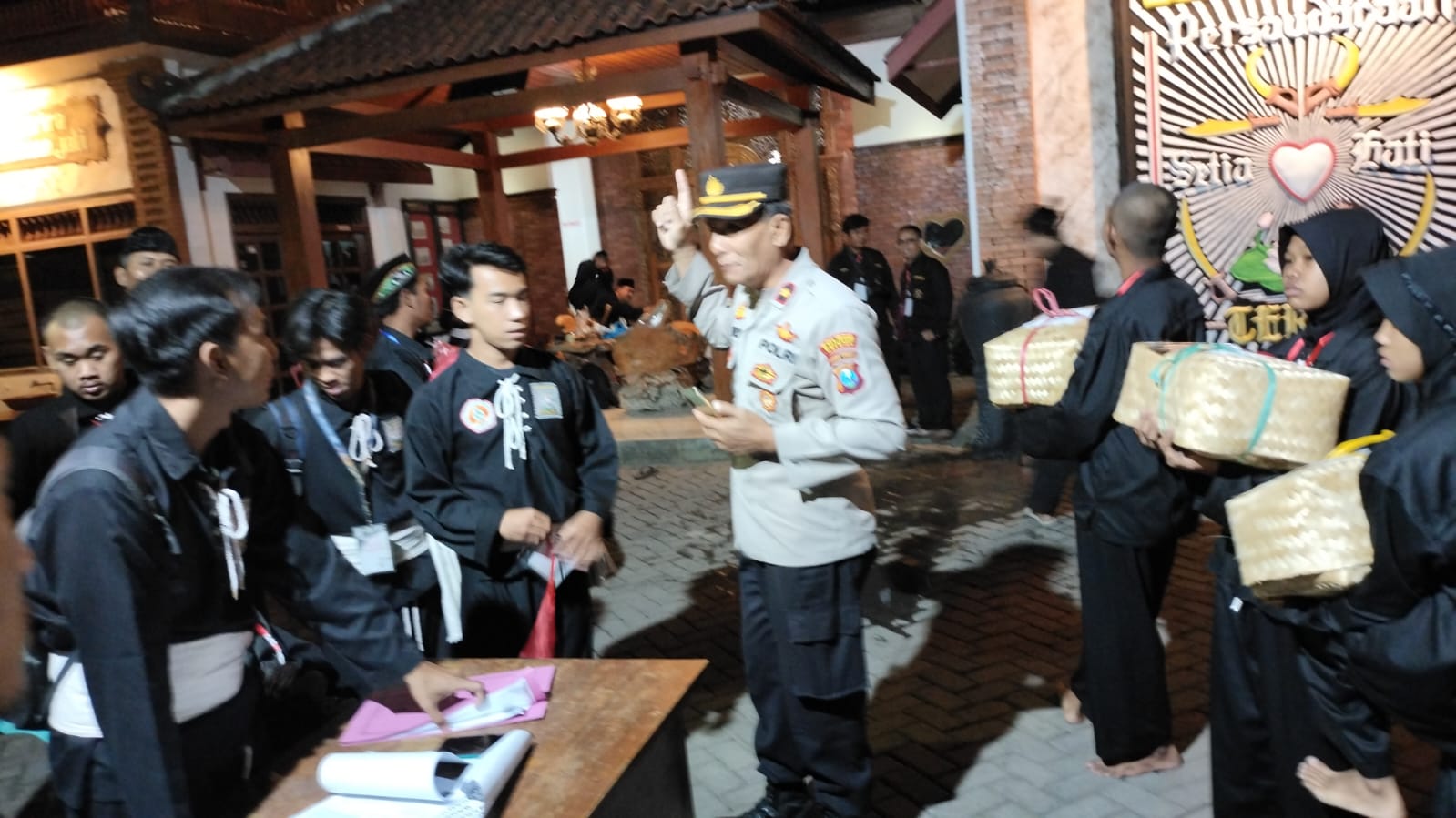 Pastikan Aman, Kapolsek Nganjuk Kota Pimpin Kegiatan Pengamanan Pengesahan Warga Baru PSHT Cabang Nganjuk