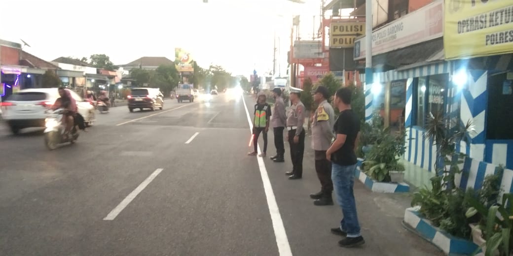 Polsek Warujayeng Lakukan Pengamanan Serta Penyekatan Jalur, Demi Kelancaran Pengesahan Warga Baru PSHT