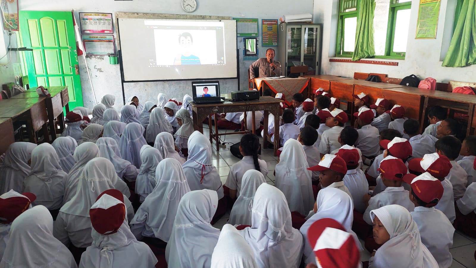 Di Hadapan Siswa SDN 3 Sumberkepuh, Kanit Binmas Polsek Warujayeng Ajak Hindari Kenakalan Remaja