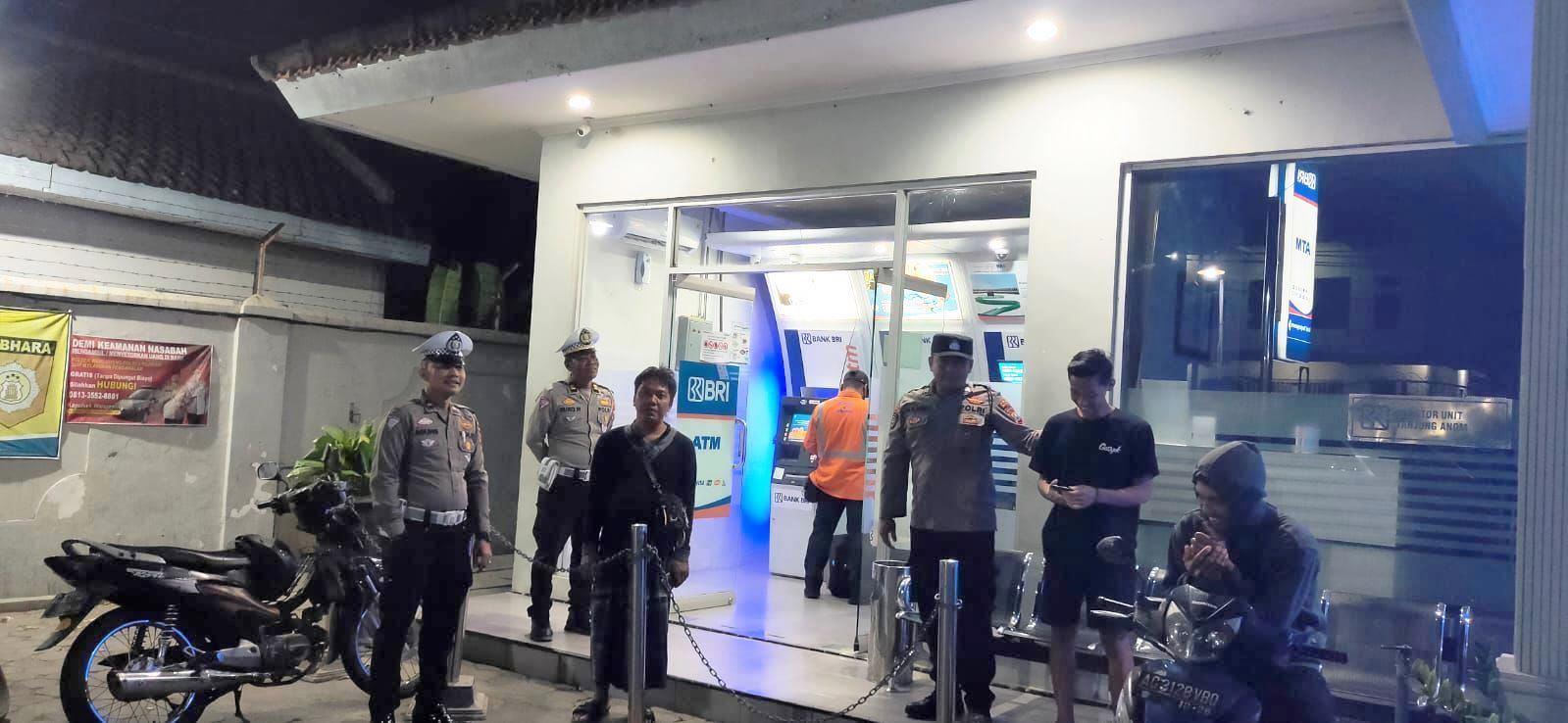 Pantau Perbankan, Patroli Polsek Warujayeng Lakukan Dialogis dengan Security