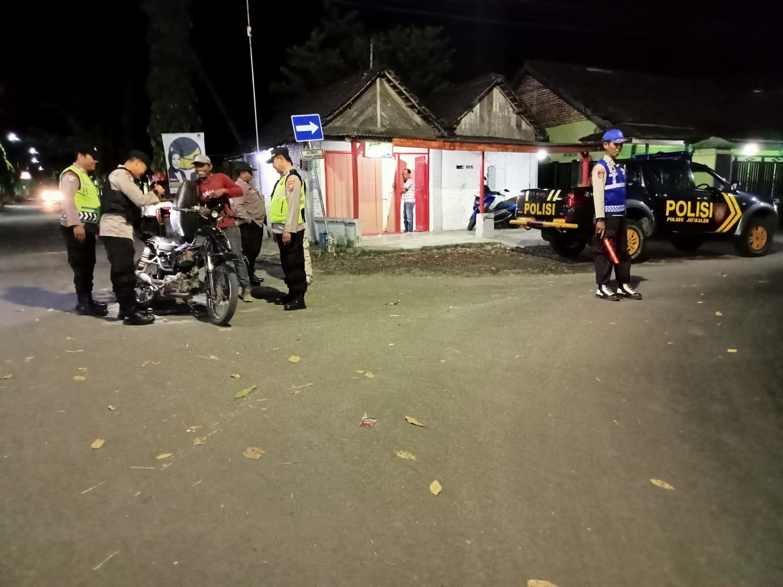 Giat Penyekatan Dan Pemeriksaan Dalam Rangka Antisipasi Adanya Warga PSHT Yang Menghadiri Giat Pengesahan Warga Baru PSHT Parluh 16 di Jombang