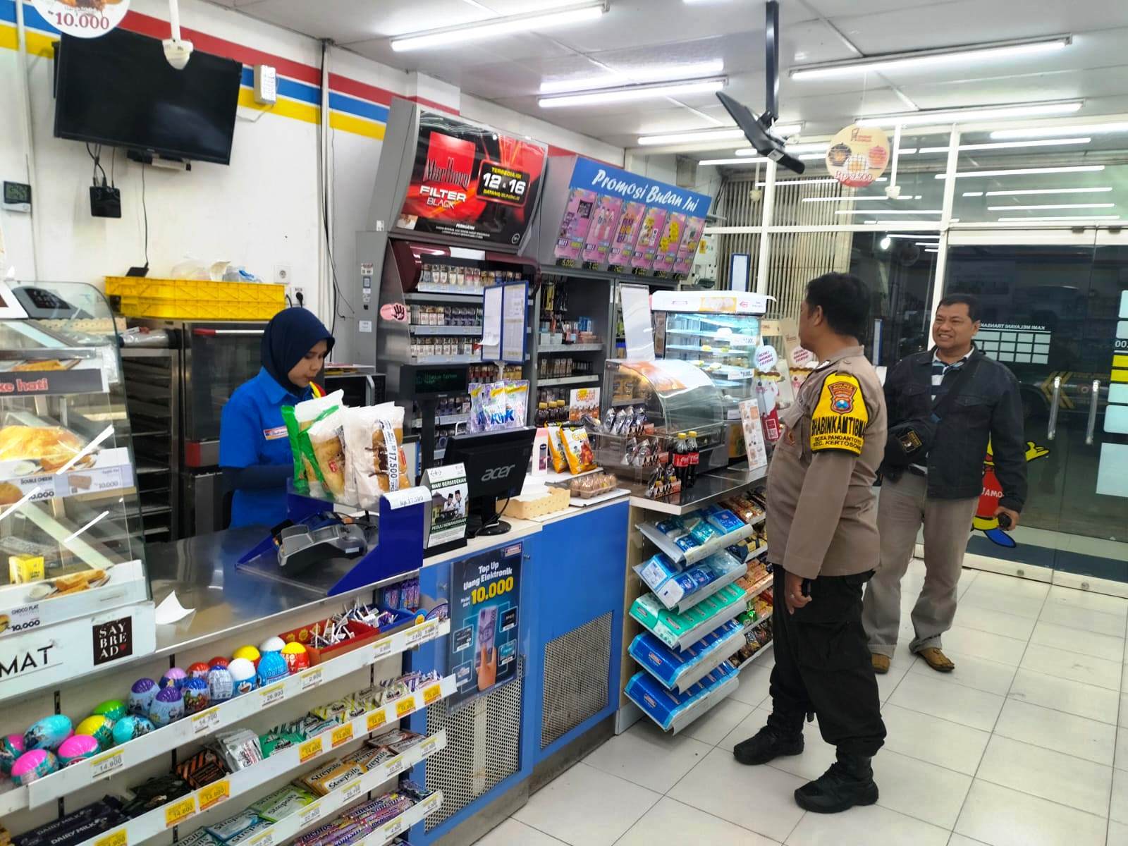 Cegah Curanmor, Patroli Polsek Kertosono Himbau Karyawan Toko Swalayan