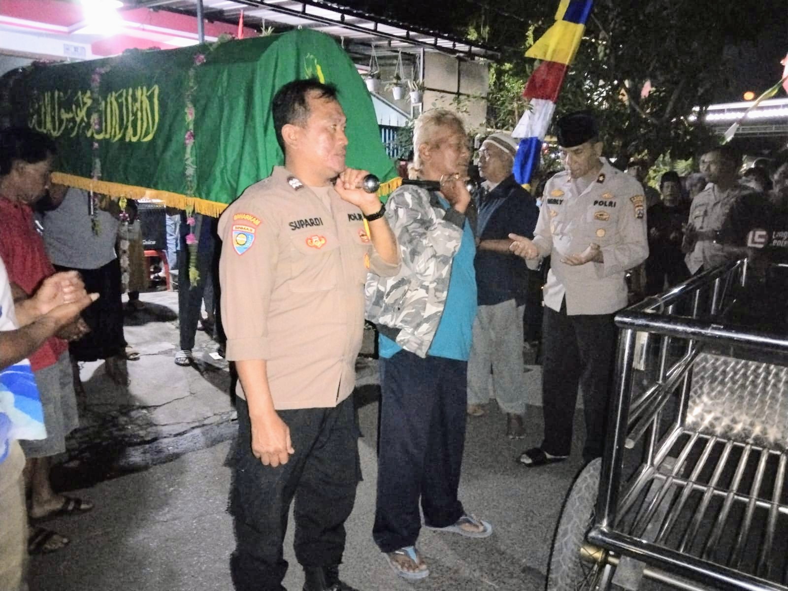 Kapolsek Nganjuk Kota Takziah dan Panggul Keranda Jenazah Ibu Anggotanya