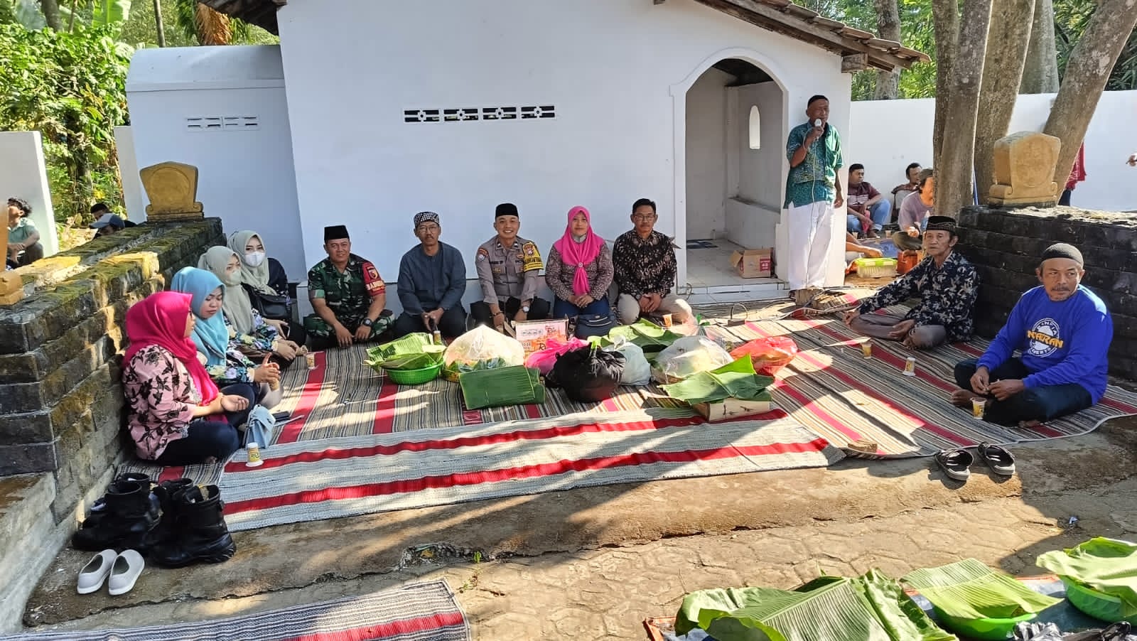 Lebih Dekat Dengan Masyarakat, Bhabinkamtibmas Jogomerto Hadiri Sedekah Bumi