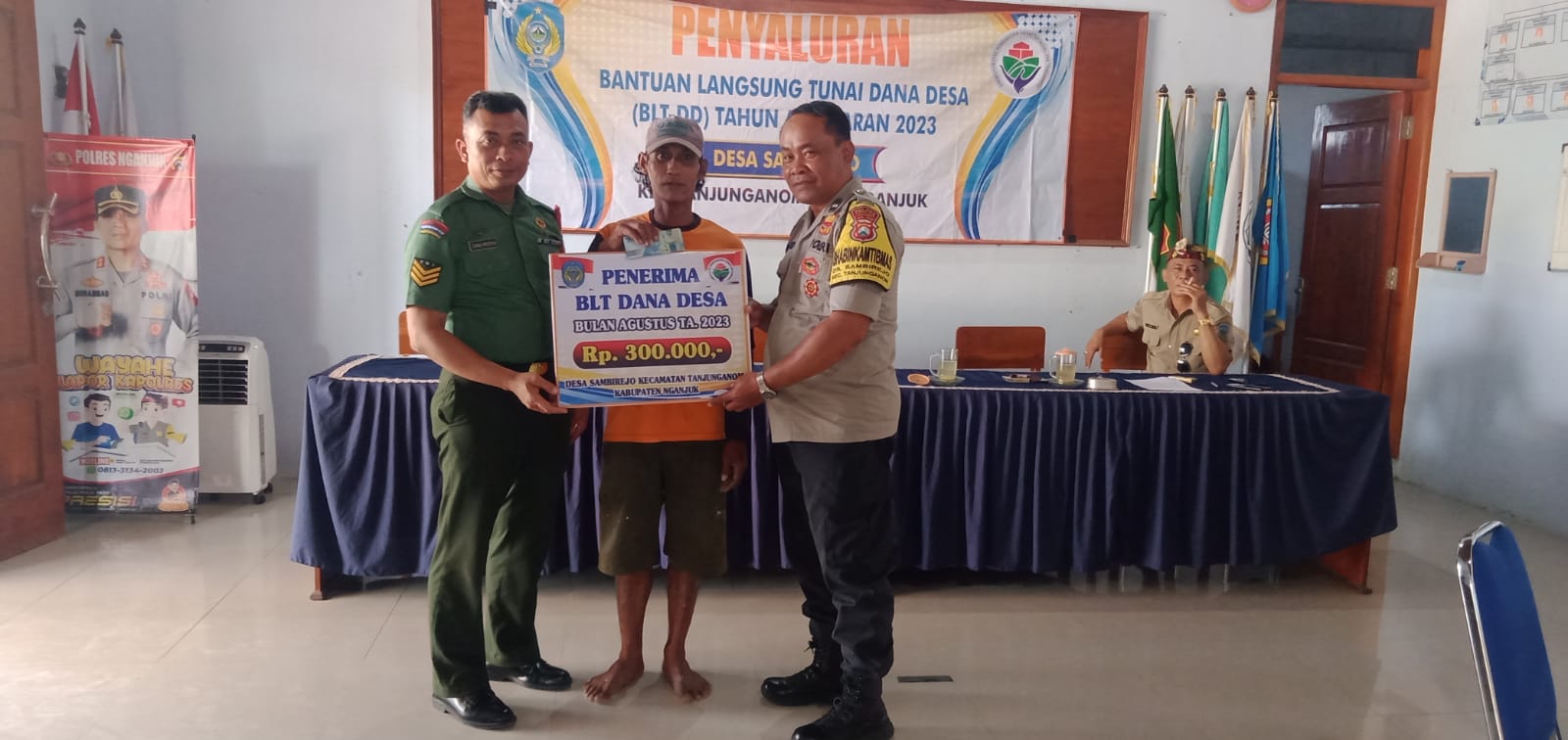 Bhabinkamtibmas Polsek Warujayeng Asistensi Penyaluran BLT-DD di Sambirejo