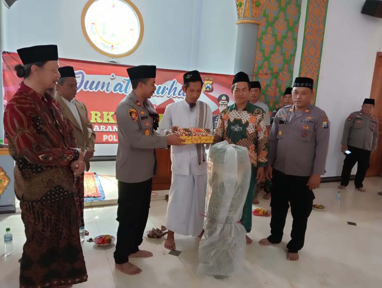 Jum’at Curhat, Wakapolres Nganjuk Minta Jamaah dan Santri Mewaspadai Berita-Berita Hoax dan Provokatif