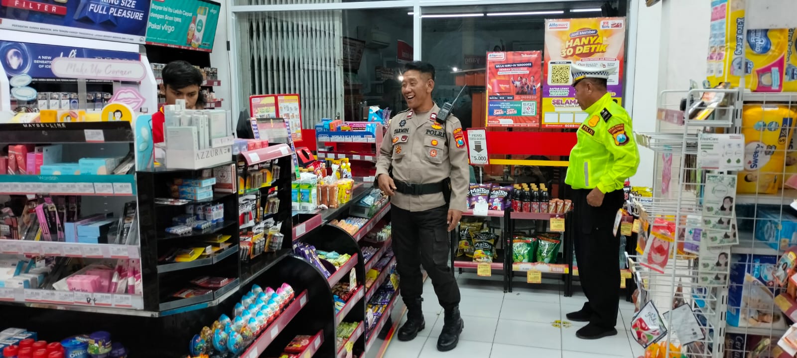 Patroli Samapta Polsek Kertosono Berikan Himbauan Kamtibmas saat Patroli Toko Swalayan
