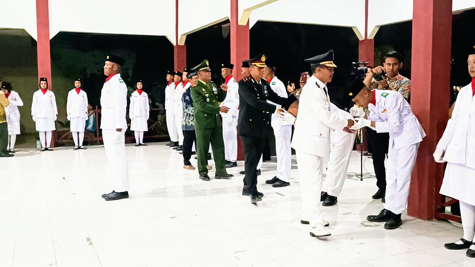 Kapolsek Warujayeng Dampingi Pengukuhan Paskibra Tanjunganom tahun 2023