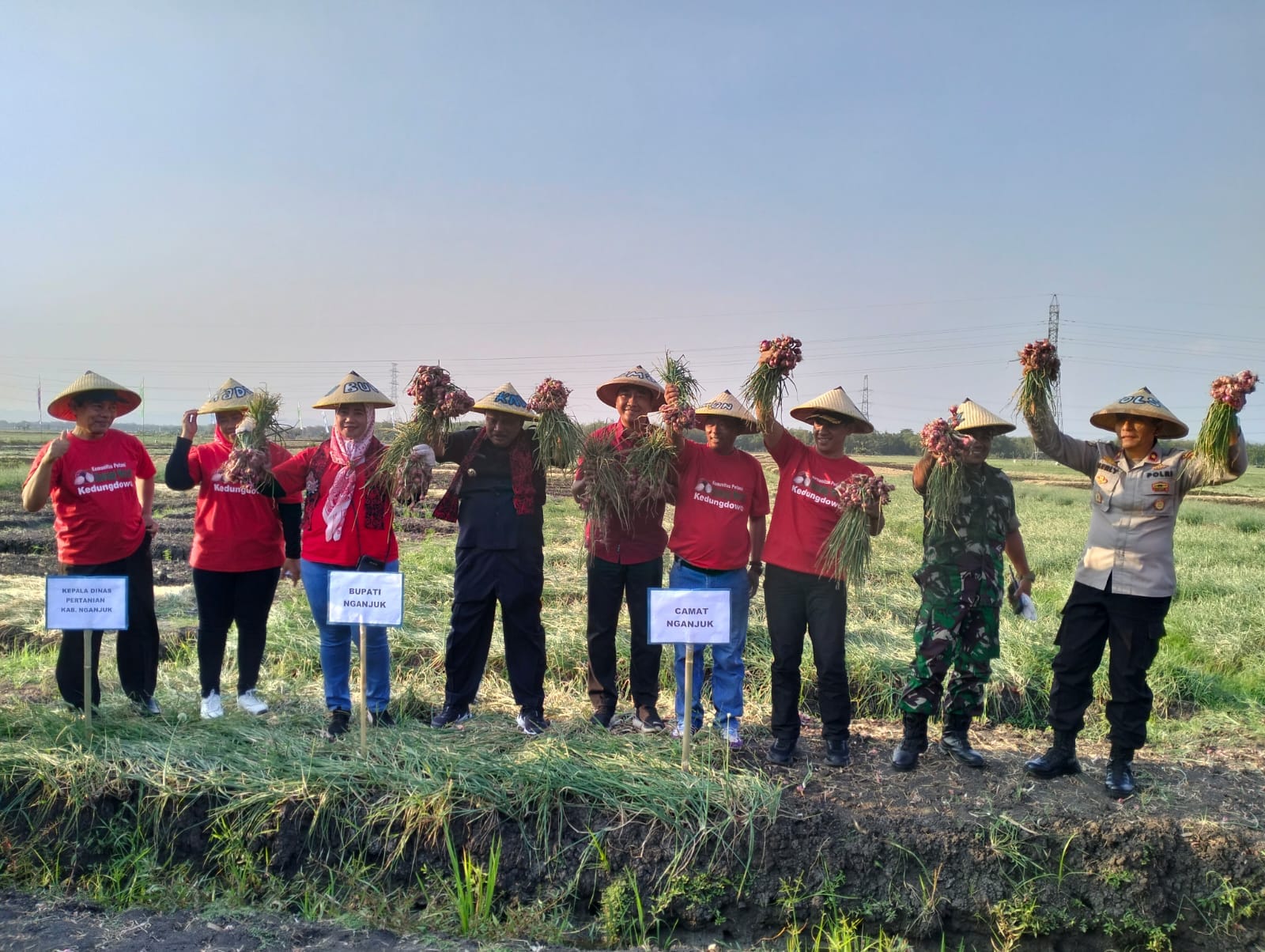 Kapolsek Nganjuk Kota Hadiri Panen Raya Bawang Merah Desa Kedugdowo