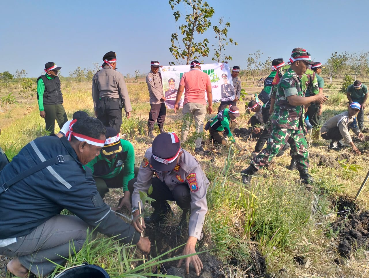 Peduli Penghijauan, Polsek Jatikalen Gelar Penenaman Pohon Serentak