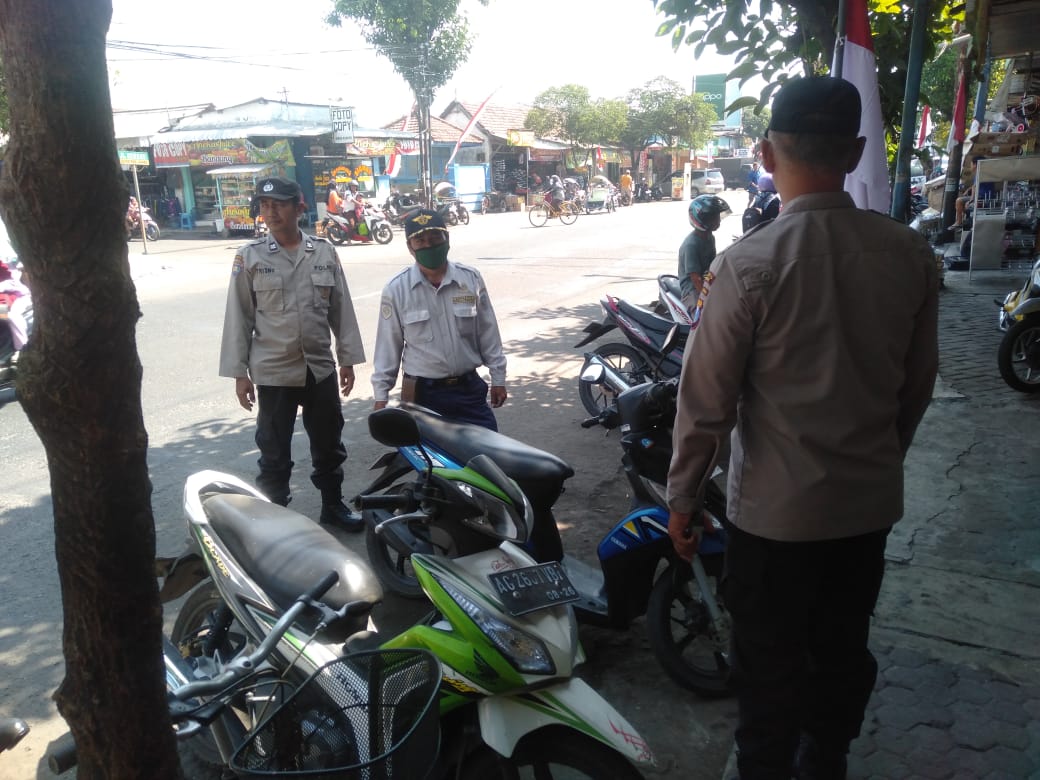 Cegah Curanmor, Patroli Polsek Warujayeng Lakukan Koordinasi dengan Petugas Parkir