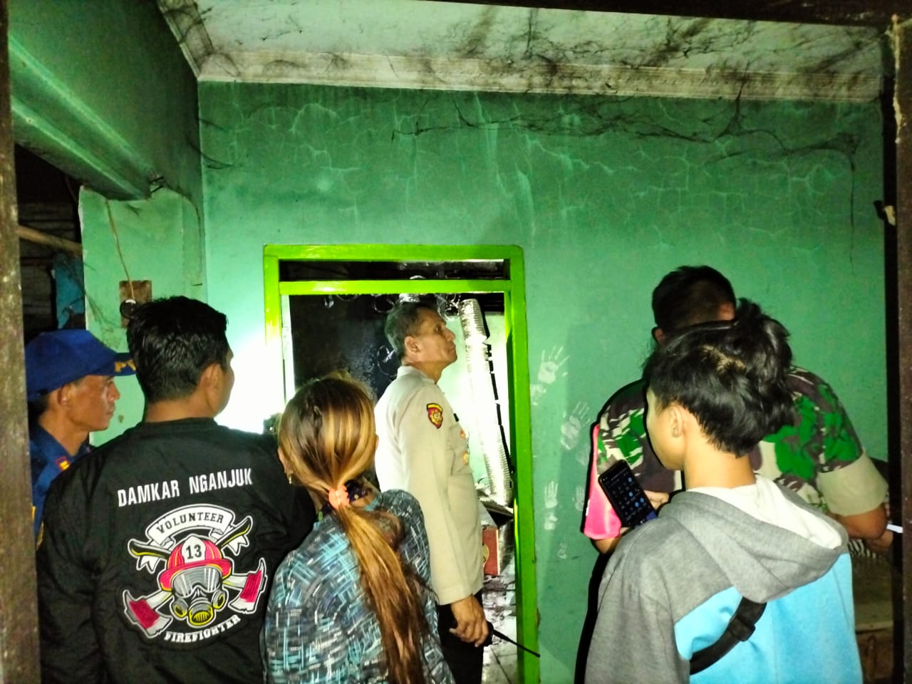 Kapolsek Nganjuk Kota dan Anggota Datangi TKP Kebakaran Rumah