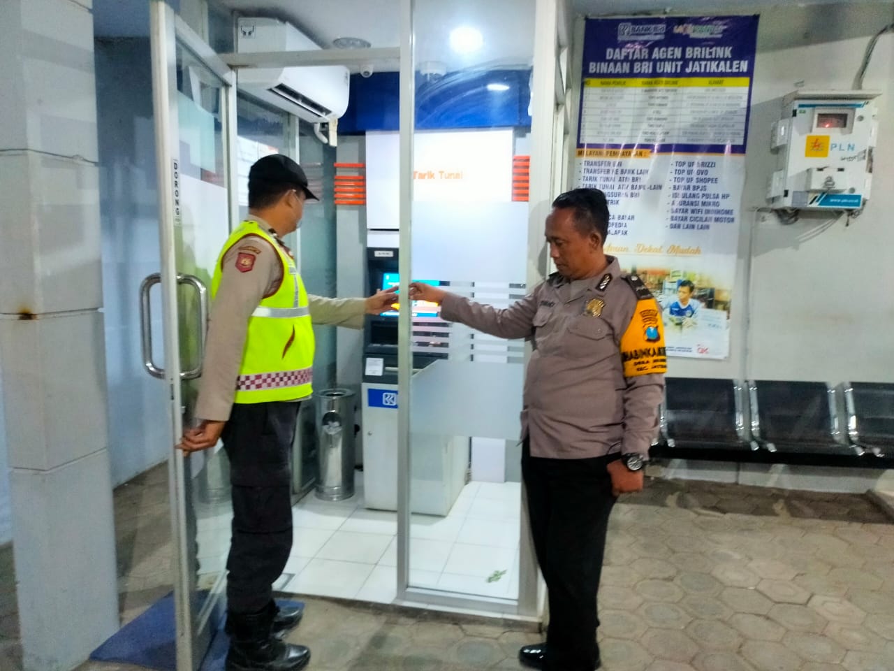 Anggota Polsek Jatikalen Laksanakan patroli di Bank Unit BRI Jatikalen