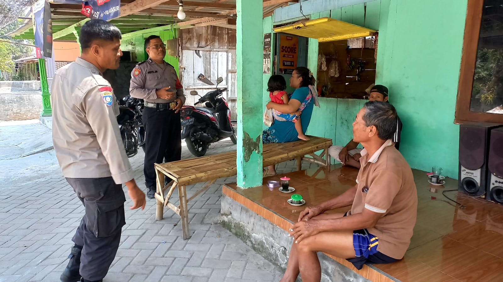 Patroli Dialogis Siang Hari Personel Polsek Jatikalen, Sampaikan Pesan Kamtibmas Kepada Warga