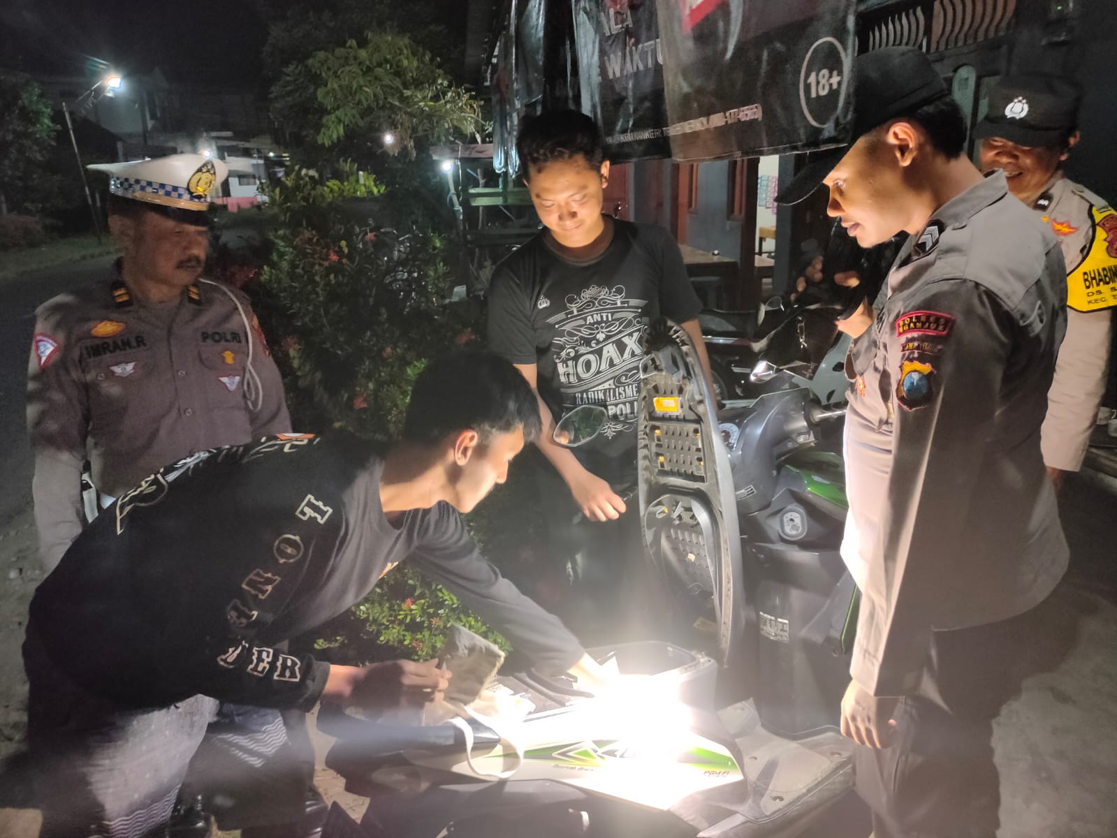Jaga Kamtibmas Kondusif, Polsek Warujayeng Gelar Patroli SREG Malam Hari