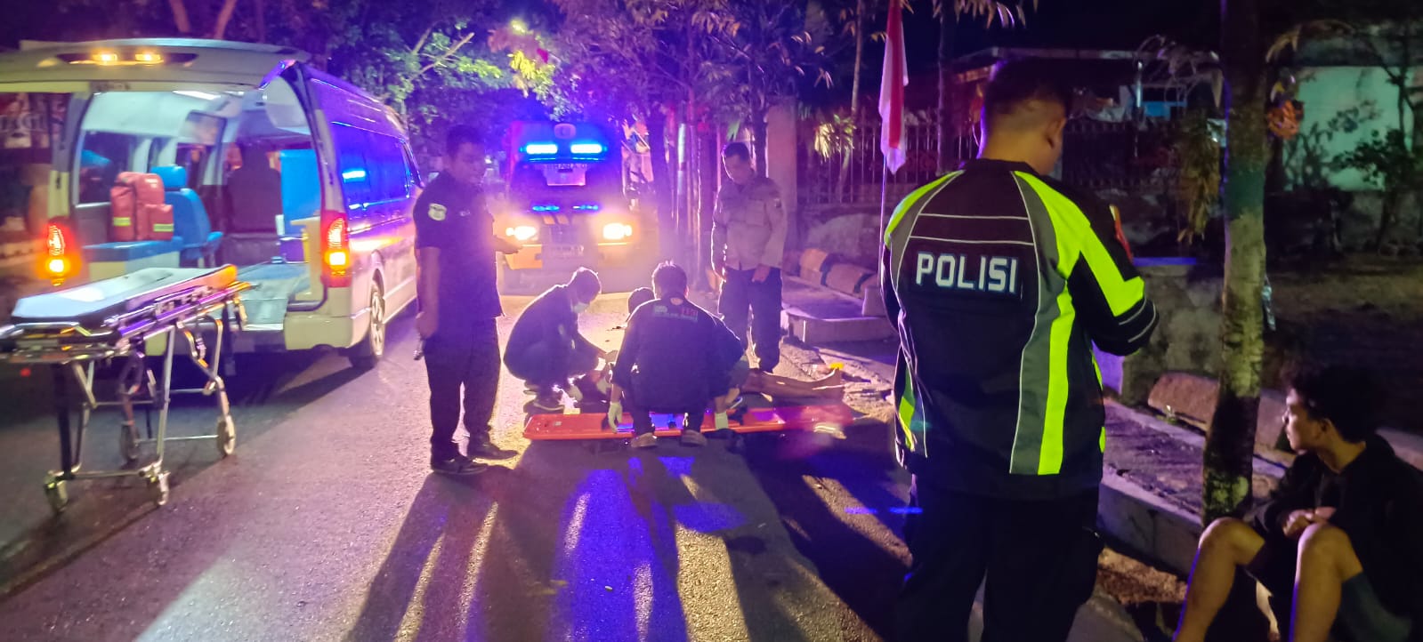 Anggota Polsek Nganjuk Kota Sigap Bantu Evakuasi Korban Laka Lantas Tunggal