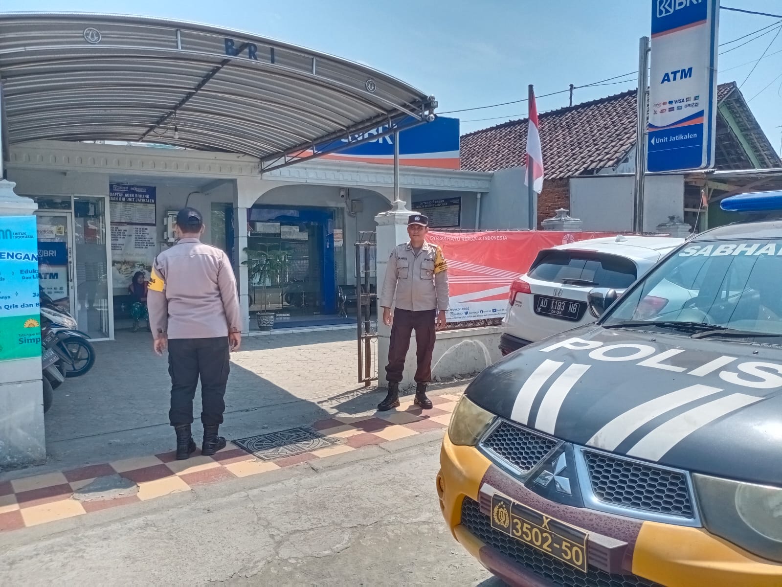 Anggota Polsek Jatikalen Laksanakan patroli di BANK BRI