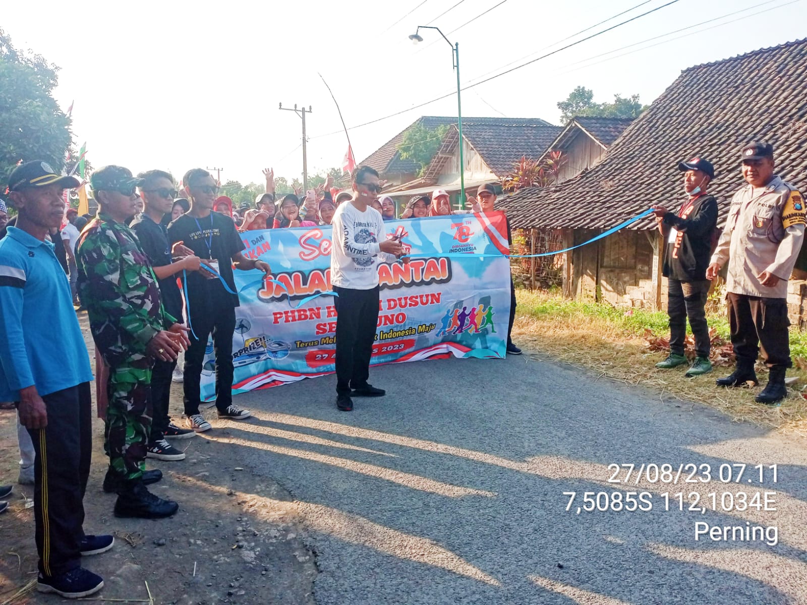 Bhabinkamtibmas Desa Perning Pam Pengamanan Jalan Santai HUT Kemerdekaan RI ke-78