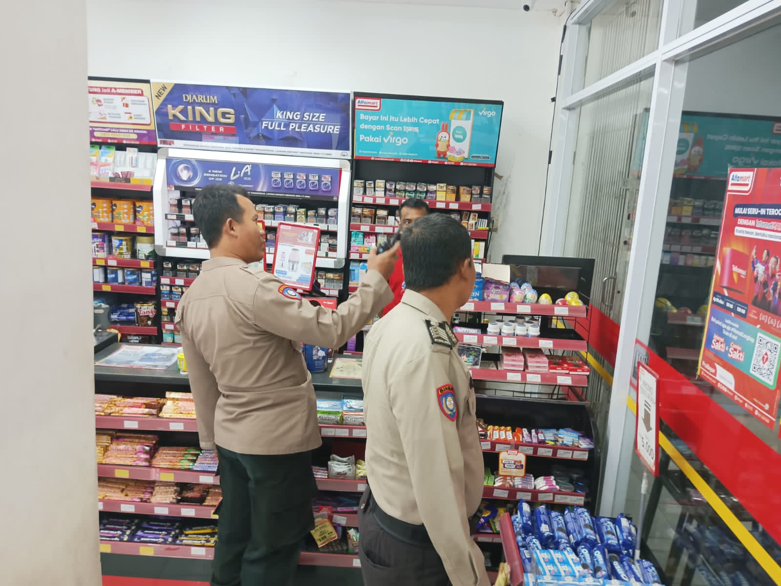 Patroli Samapta Polsek Kertosono Berikan Himbauan Kamtibmas saat Patroli Toko Swalayan