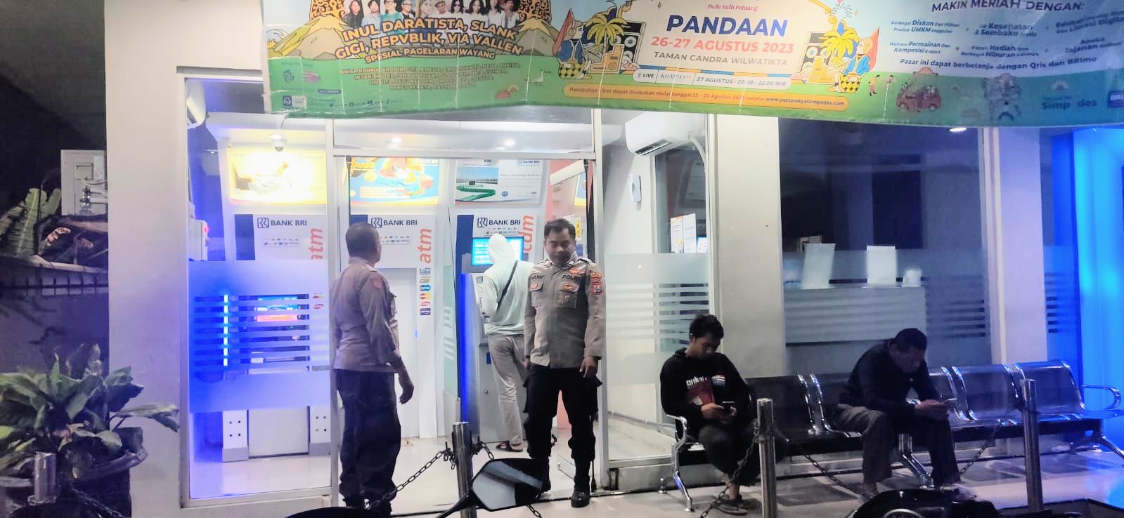 Sambangi Kantor Perbankan, Patroli Polsek Warujayeng Ingatkan Security Selalu Waspada