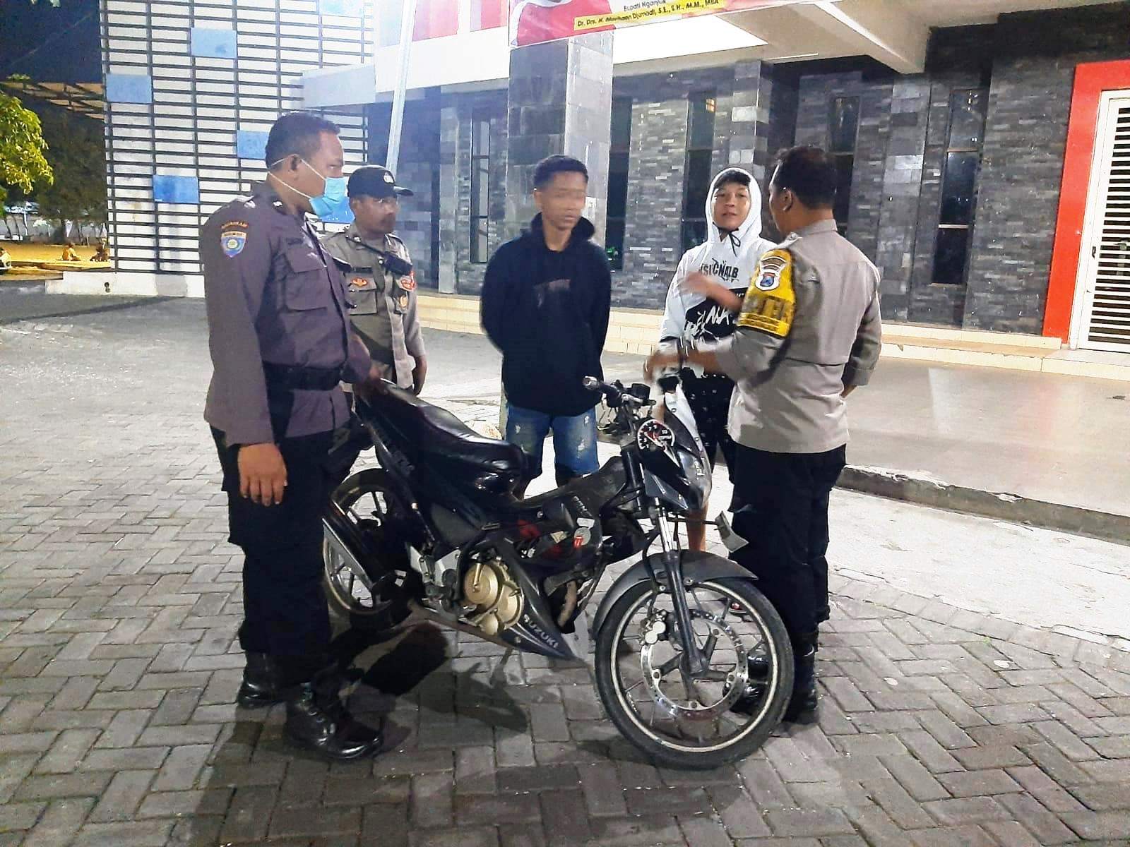 Cegah Gangguan Kamtibmas Saat Malam Hari, Polsek Nganjuk Kota Gelar Patroli Blue Light