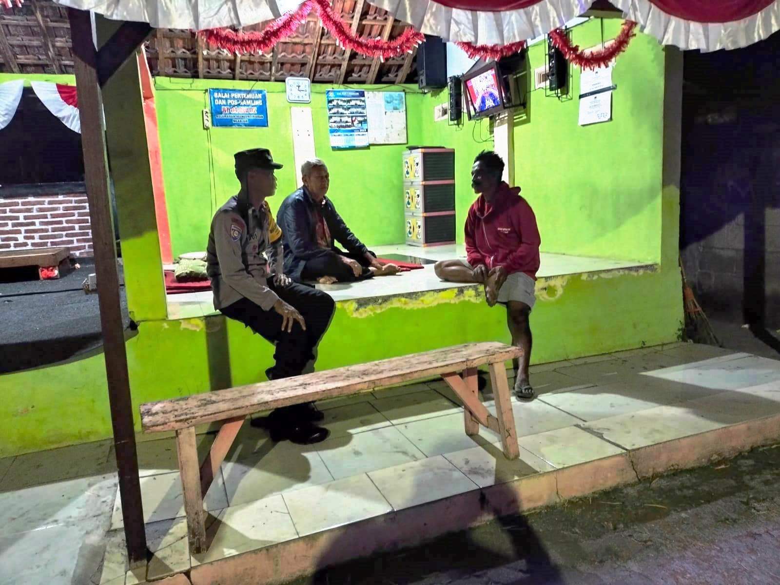 Melalui Sambang Poskamling Bhabinkamtibmas Kelurahan Mangundikaran Motivasi Warga Jaga Lingkungan