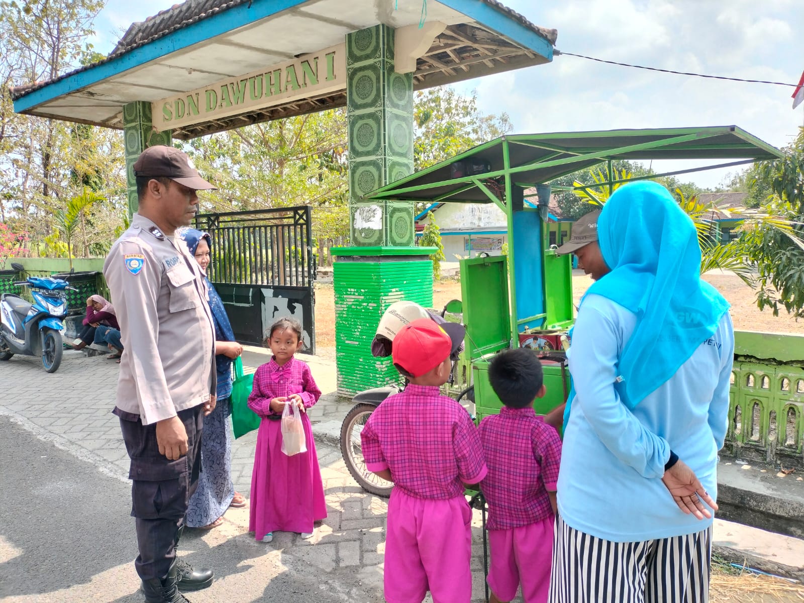 Sambang Ke Warga, Bhabinkamtibmas Desa Dawuhan Himbau Waspada Berita Hoax